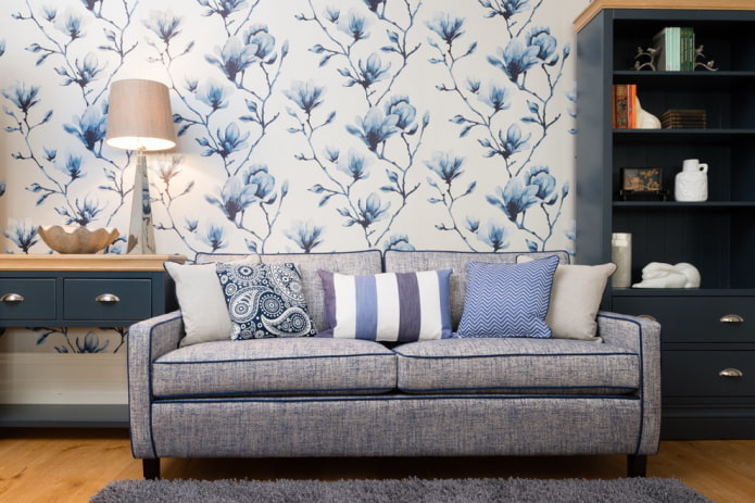 weiße Tapete mit blauen Blumen
