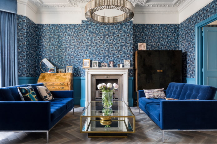 Blaue Tapete im Wohnzimmer