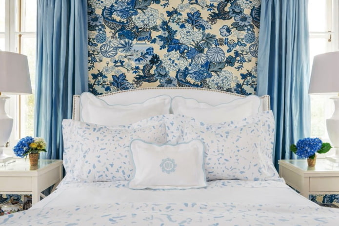 Blaue und beige Tapete im Schlafzimmer