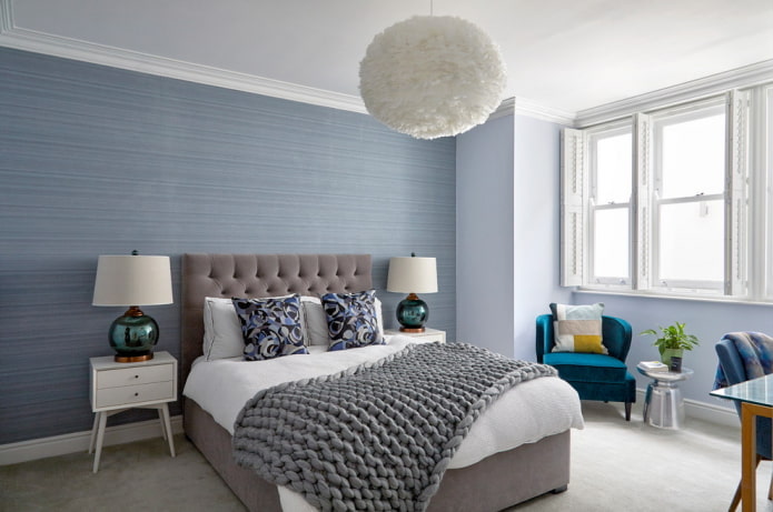 weiße Decke und blaue Wände