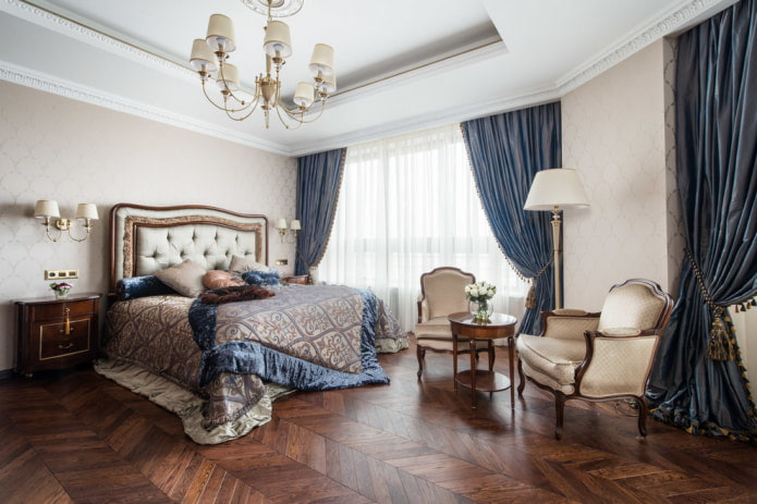 dunkelblaue Vorhänge im Schlafzimmer