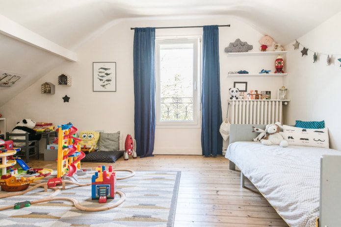 Blaue Vorhänge im Kinderzimmer
