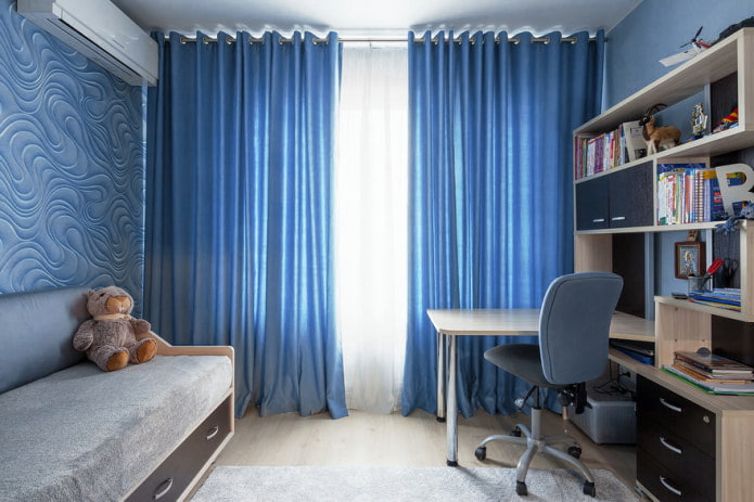 Blaue Vorhänge im Kinderzimmer