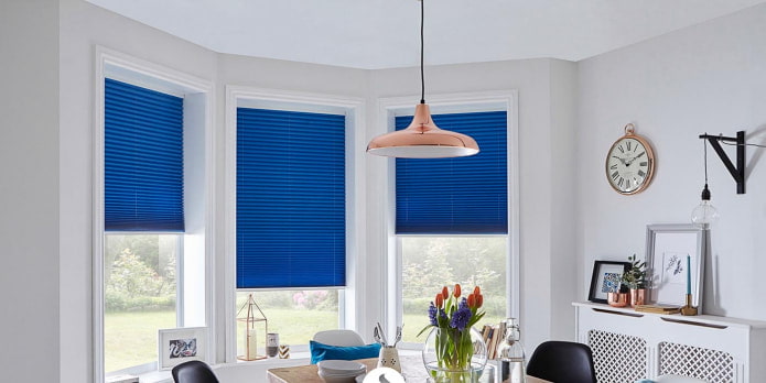 blaue Jalousien