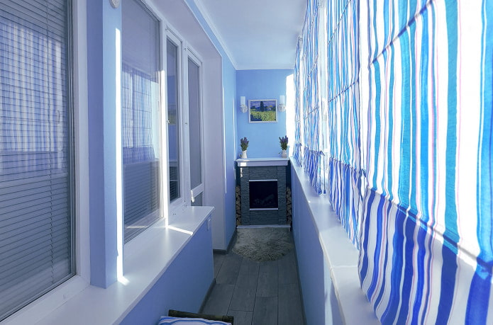 blau-weiße Vorhänge auf der Loggia