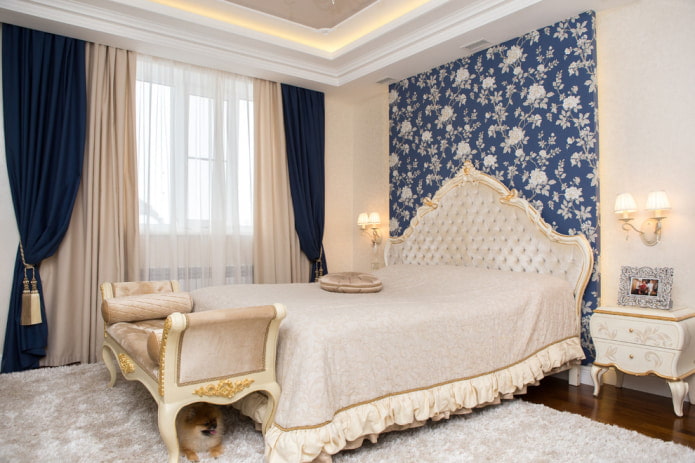 beige und blaue Vorhänge im Schlafzimmer