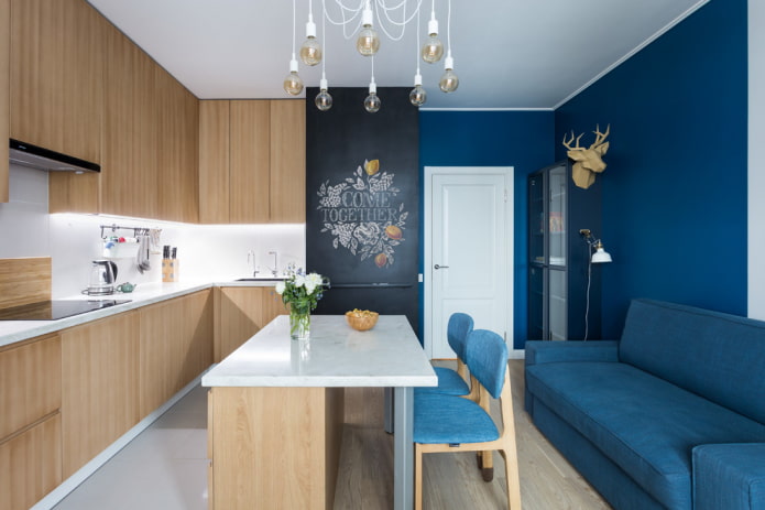 Blaues Sofa im Kücheninterieur