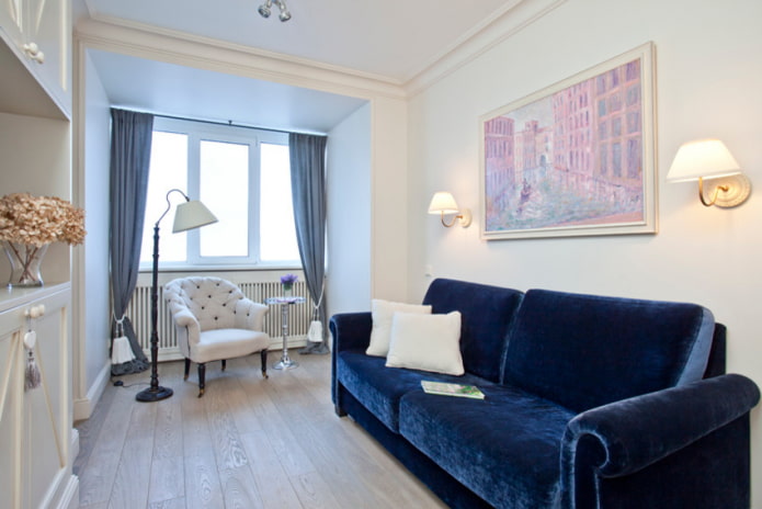 Blaues Stoffsofa im Innenraum