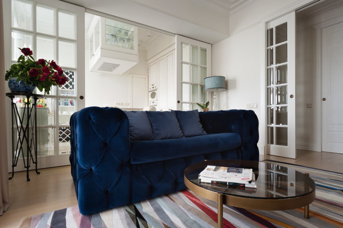 dunkelblaues Sofa im Innenraum