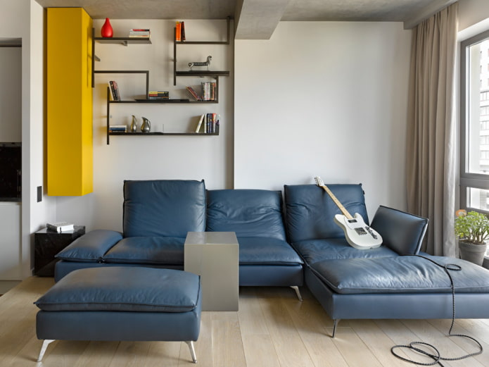 Sofa mit blauem Lederbezug im Innenraum