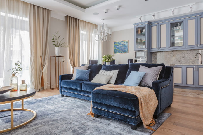 Blaues Ecksofa im Innenraum