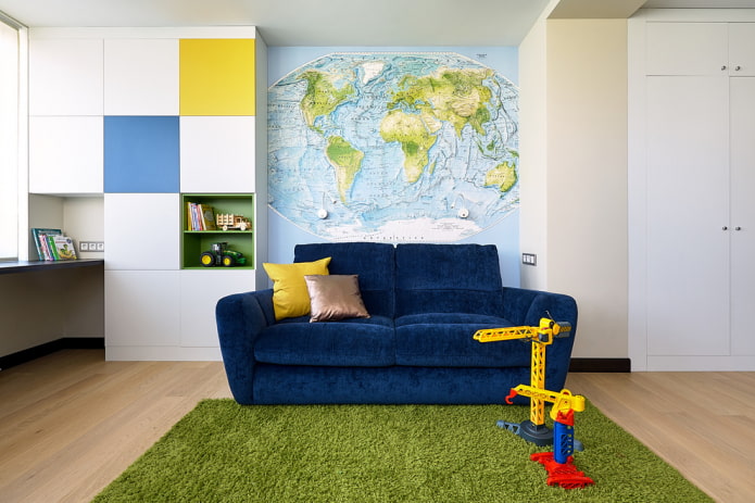 Blaues Sofa im Interieur eines Kinderzimmers