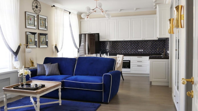 Blaues Sofa im Kücheninterieur