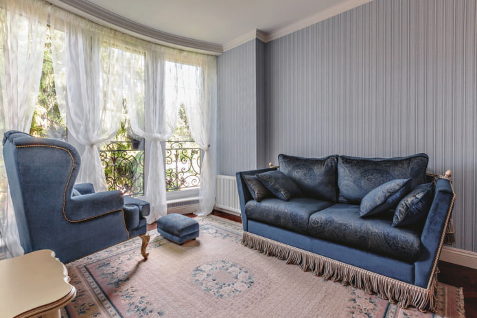 Blaues Sofa im neoklassischen Stil
