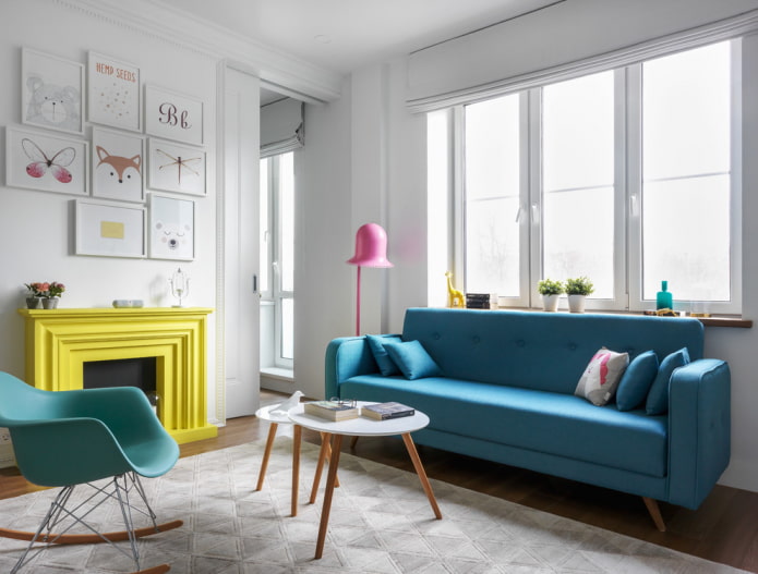 Blaues Sofa im Innenraum