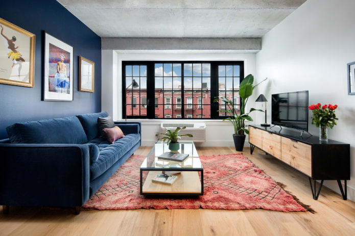 blaues Sofa im Wohnzimmerinterieur