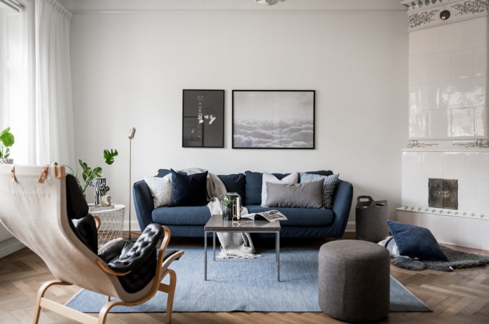 Blaues Sofa im skandinavischen Stil