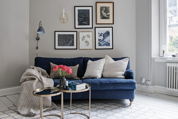 Blaues Sofa in Kombination mit Kissen