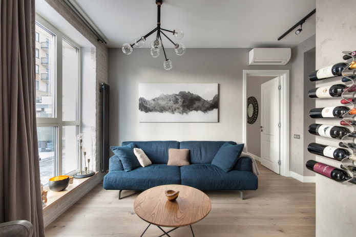 Blaues Sofa in Kombination mit Wänden