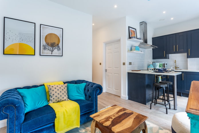 leuchtend blaues Sofa im Interieur