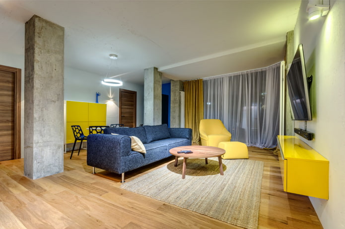 blaues Sofa im Wohnzimmerinterieur