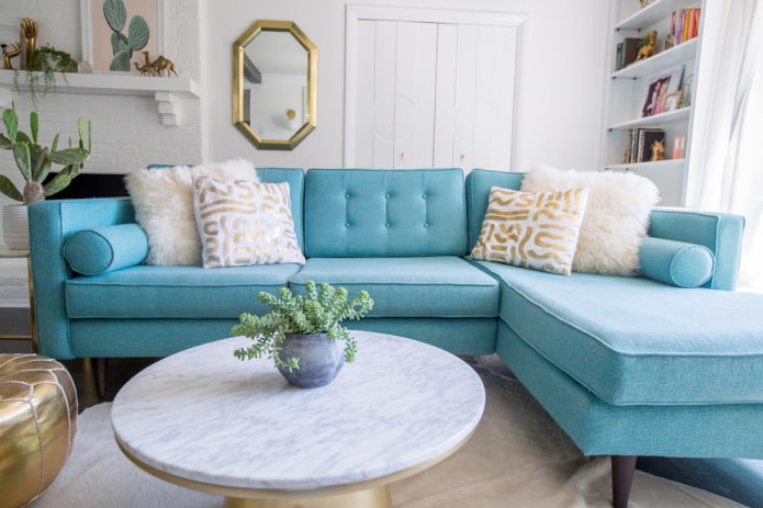 Blaues Sofa im Innenraum