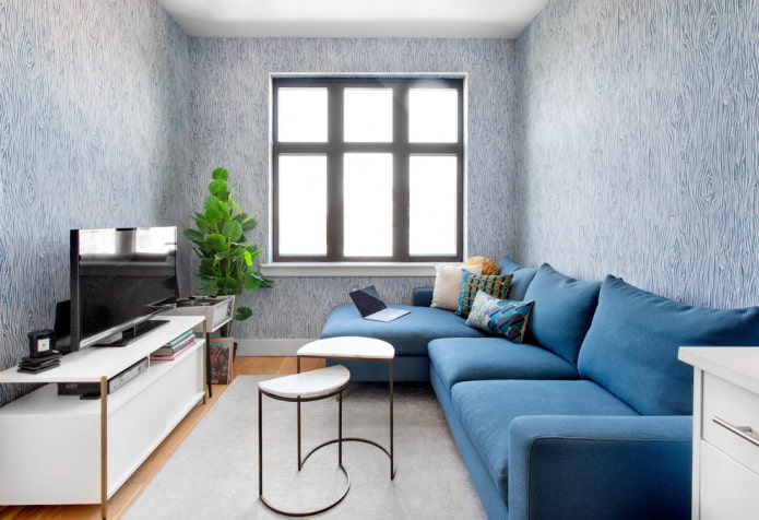 blaues Sofa im Wohnzimmerinterieur