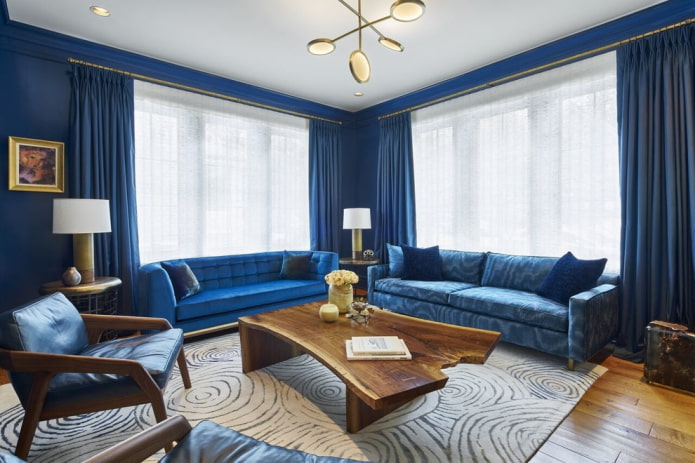 Blaue Sofas mit Teppich