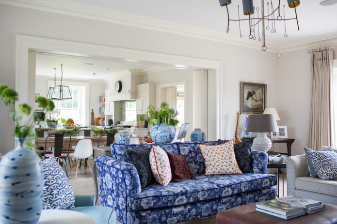 Blaues Sofa mit gemusterter Polsterung