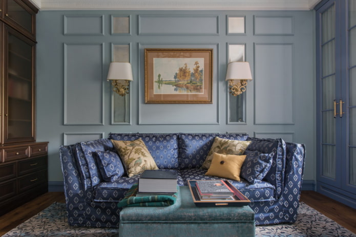 blaues Sofa mit gemustertem Bezug