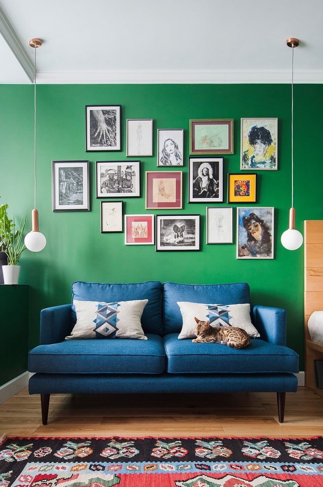 blaues Sofa auf Beinen