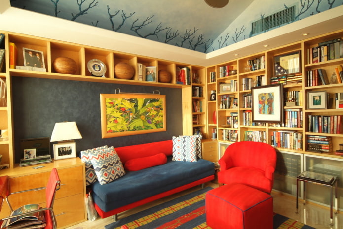 Blau-rotes Sofa im Innenraum