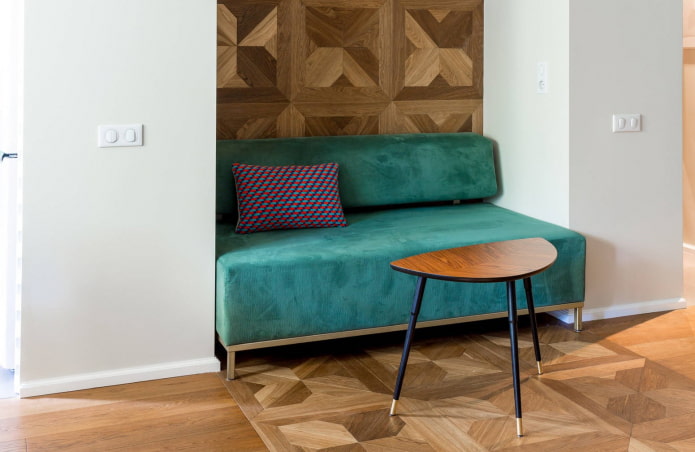 blaugrünes Sofa im Interieur