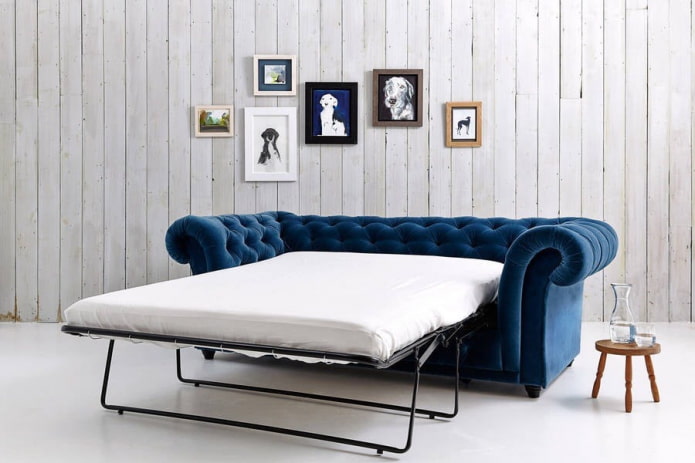 blaues Schlafsofa im Innenraum