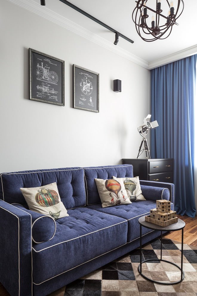 Blaues Sofa mit Paspelierung