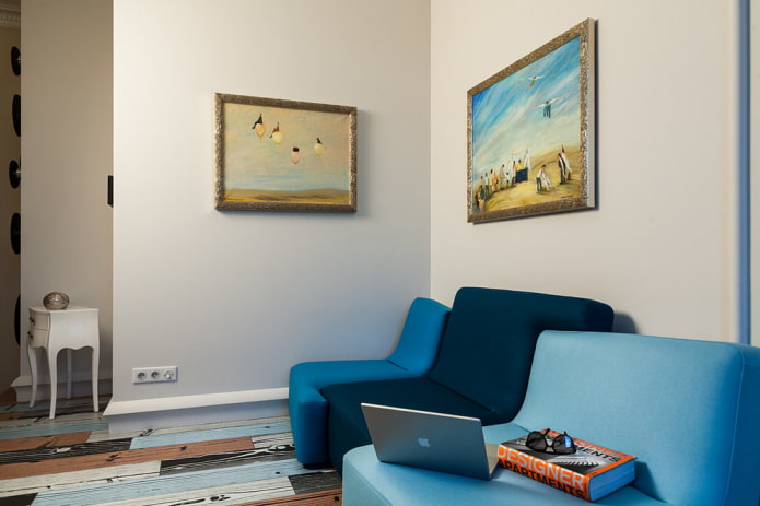 Blau-hellblaues Sofa im Interieur