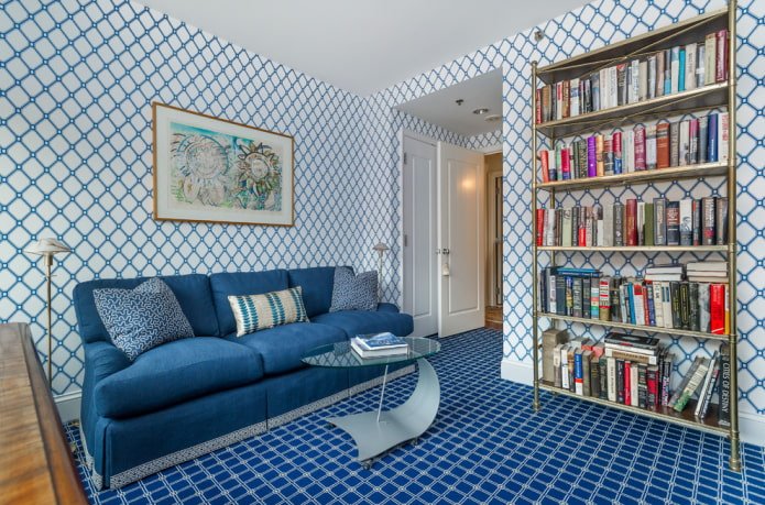 gerades blaues Sofa im Innenraum