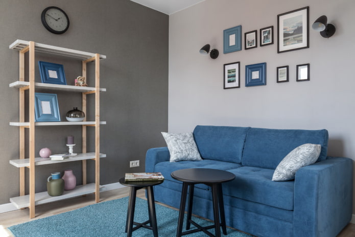 Kleines blaues Sofa im Innenraum