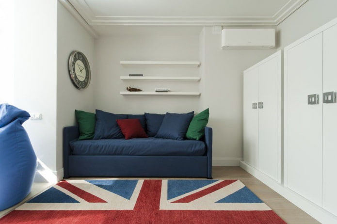 Blaues Sofa im Interieur eines Jugendzimmers