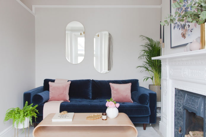 Blaues Sofa in Kombination mit Kissen