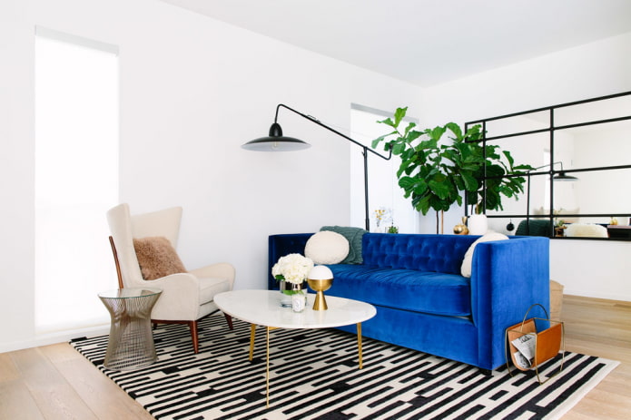 Kleines blaues Sofa im Innenraum