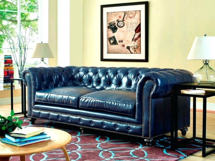 Blaues Ledersofa im Innenraum