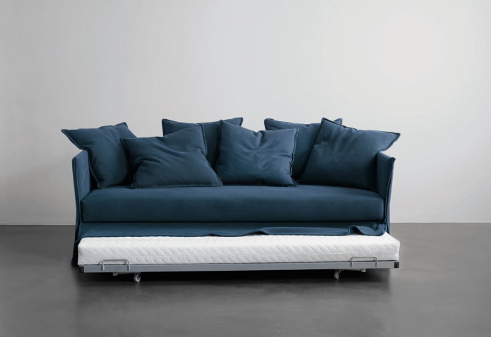 Blaues Ausziehsofa im Innenraum