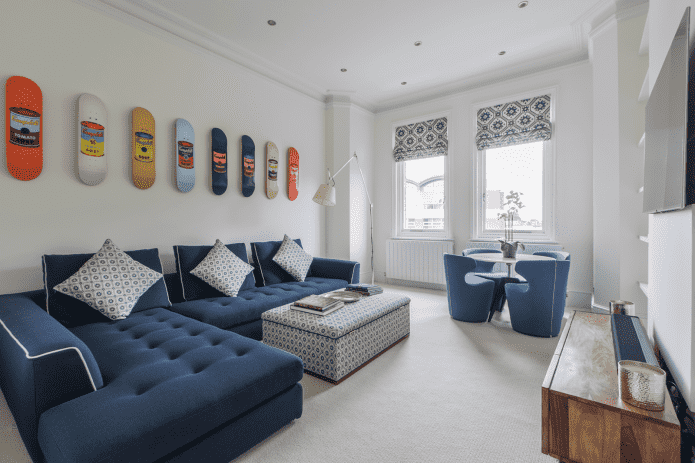 Blaues Ecksofa im Innenraum