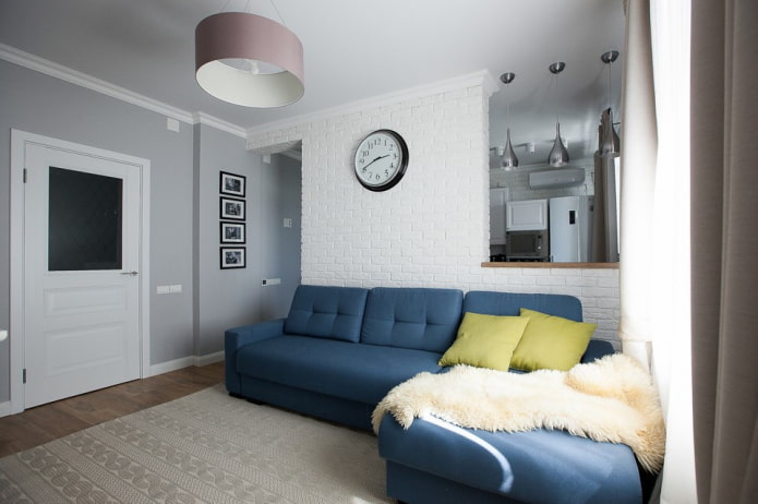Blaues Sofa mit Decke