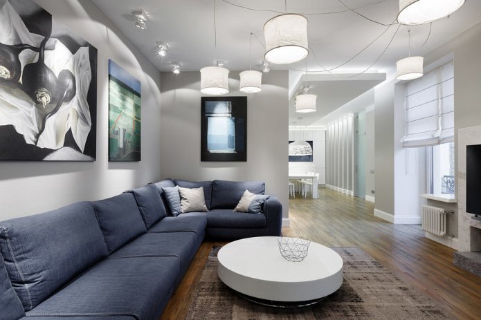 Blaues Sofa in einem grauen Wohnzimmer
