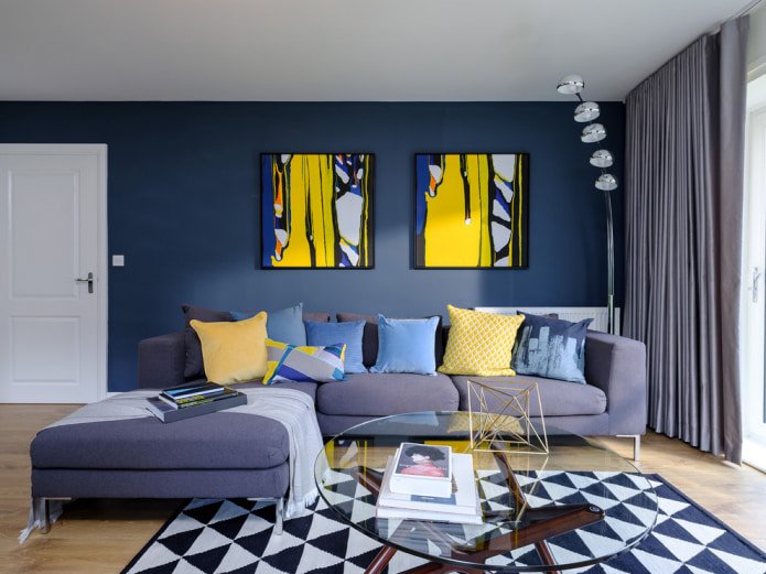 Stilvolles Wohnzimmer in Grau- und Blautönen