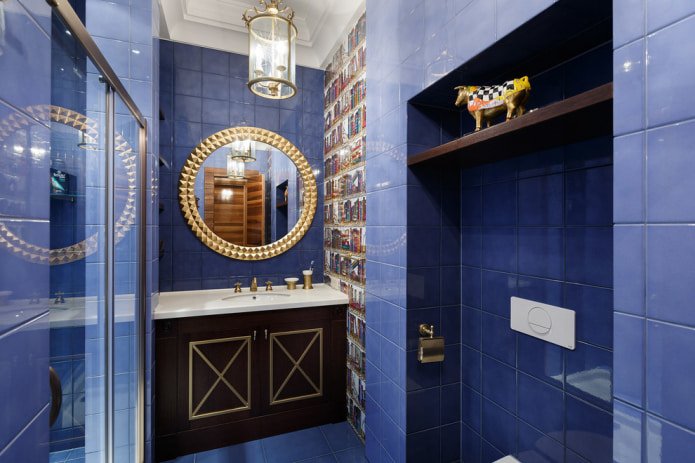 blaue Fliesen im Badezimmer