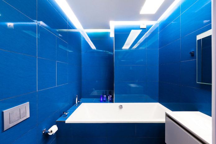 hellblaue Fliesen im Badezimmer