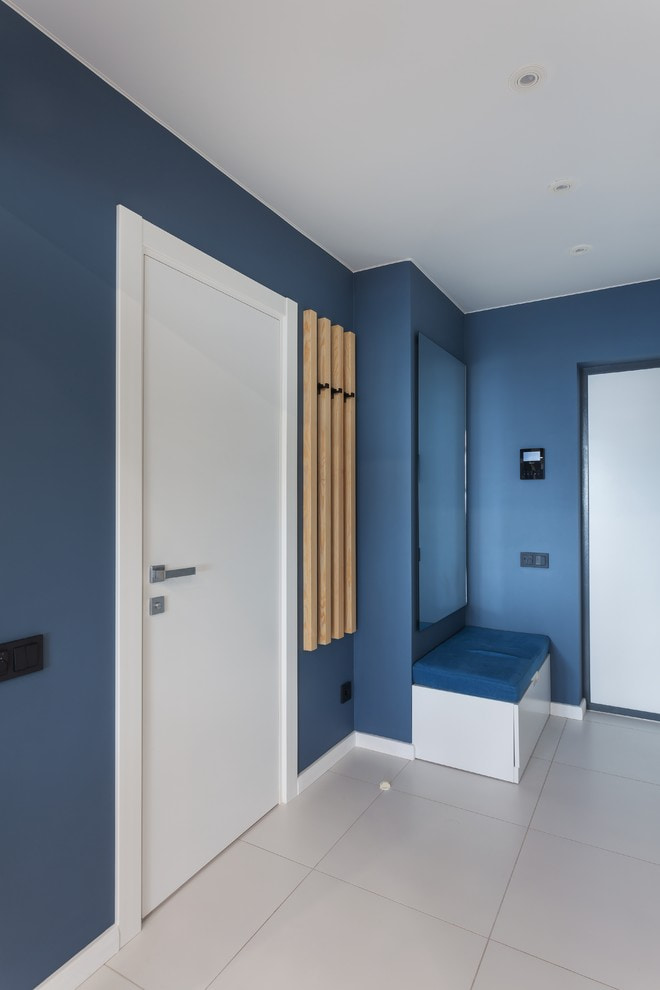 blaue Wände im Flur